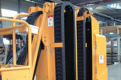 Grove Manlift con una cadena portacables en un espacio minúsculo