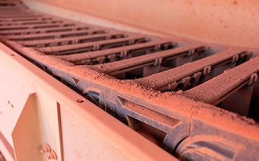 Cadenas portacables en un almacén al aire libre para la producción de óxido de aluminio
