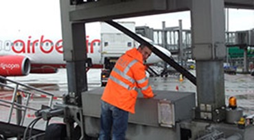 Instalación de una cadena portacables en un puente de embarque de pasajeros