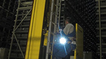 Instalación nocturna de una cadena portacables