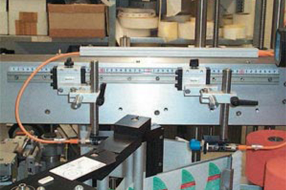 Sistema de guiado lineal drylin® T en un sistema de alimentación de etiquetas para una máquina envasadora