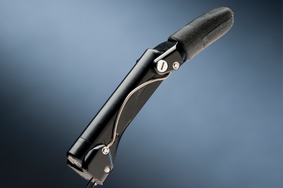 Dedos de una prótesis de mano de Vincent Systems GmbH con los cojinetes fabricados con material en barra iglidur®